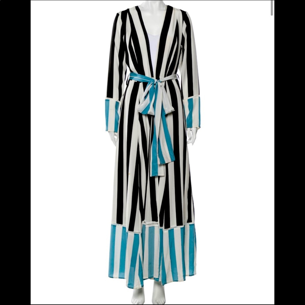 •   we are LEONE 100% Silk Robe